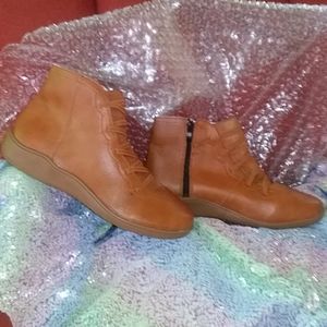 Women's 5.5 rubber sole Mocassin-style Joggers